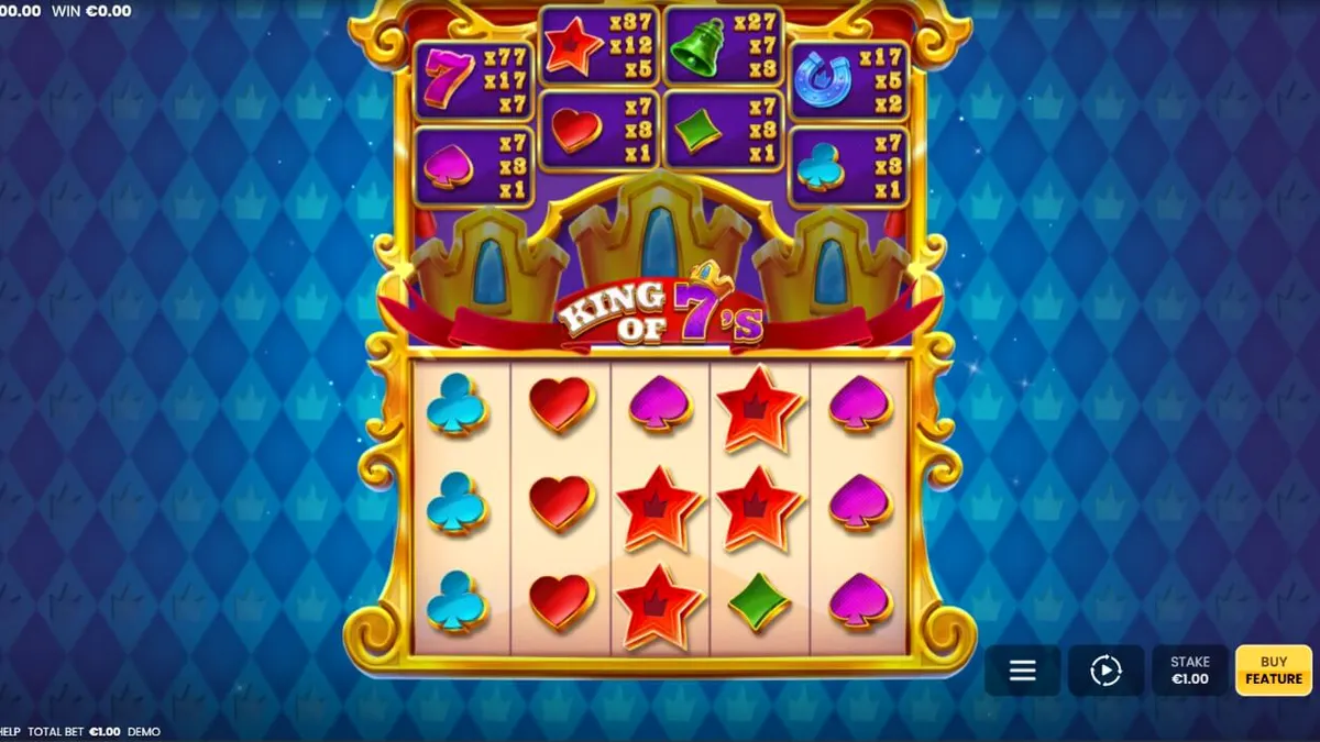 Tampilan layar permainan slot King of 7's dengan gulungan yang menampilkan simbol klasik dan kerajaan, serta mahkota-mahkota terkunci di atas.